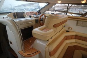 Interior helm to starboard