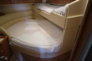 Forward cabin, offset with bunk