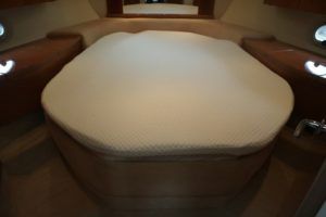 Forward cabin with island double