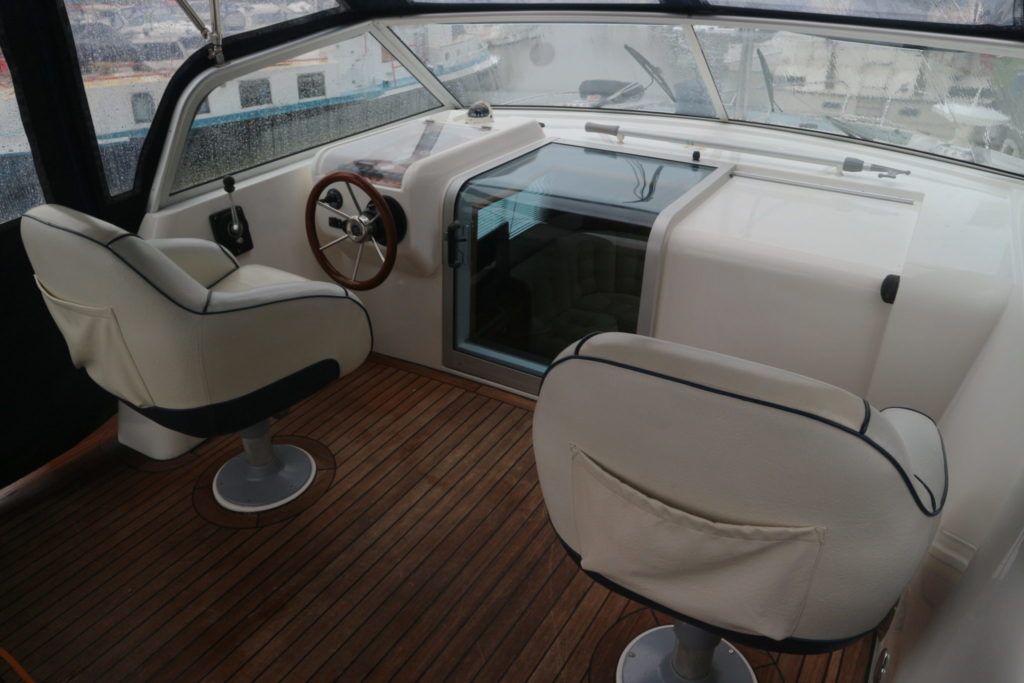 Helm to port with passenger seating