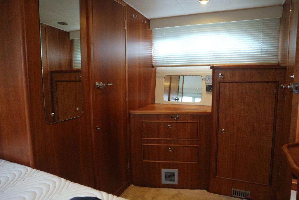Aft cabin dresser and stowage
