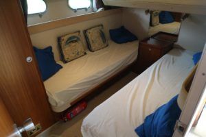 Mid cabin with twin beds