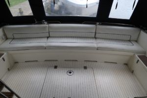 Aft cockpit with bench seating