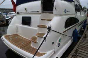 Aft access from bathing platform